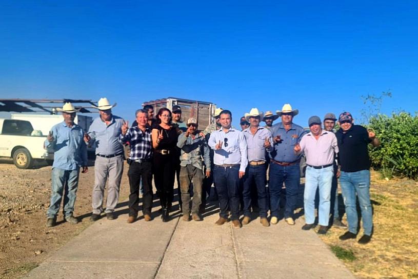 APOYA MIGUEL VARELA A PRODUCTORES DE MEZCAL CON CONSTRUCCIÓN DE CAMINO