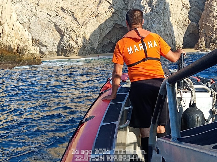 RESCATA MARINA A DOS HOMBRES EN CABO SAN LUCAS