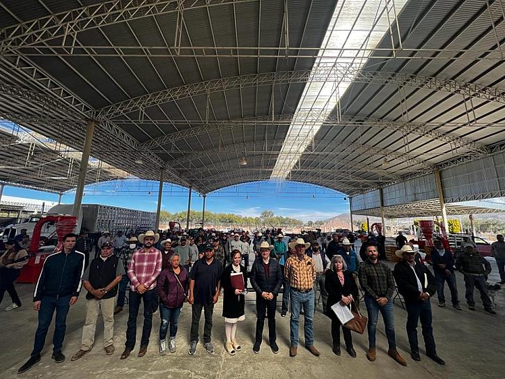 APOYAN A JEREZANOS CON IMPLEMENTOS AGRÍCOLAS