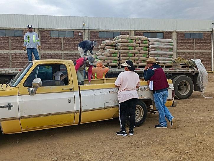 APOYAN CON MATERIALES DE CONSTRUCCIÓN A FAMILIAS DE SOMBRERETE 