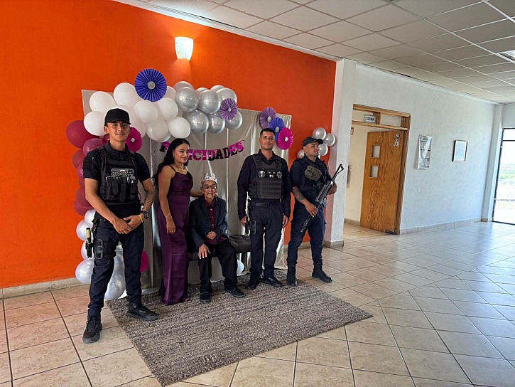 ENTREGA POLICÍA MUNICIPAL APOYOS A ADULTOS MAYORES EN RÍO GRANDE