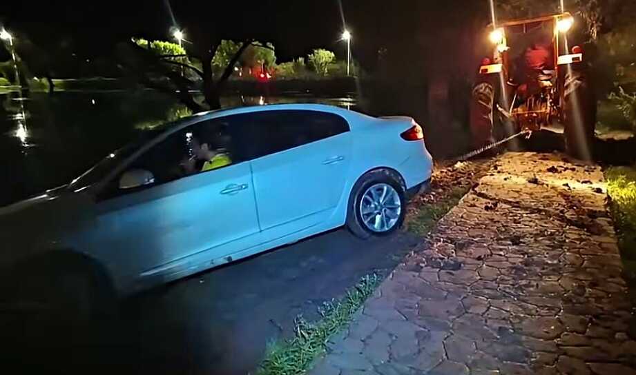 EVITAN BOMBEROS CAÍDA DE AUTOMÓVIL A ESTANQUE EN RÍO GRANDE