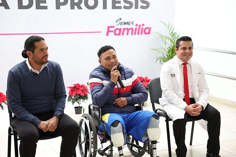 Entregan prótesis a joven que perdió parte de sus piernas en las vías del tren