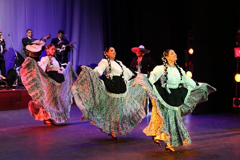 SE LUCEN BOLIVIA Y ZACATECAS EN GALA DEL FZFI 2025 