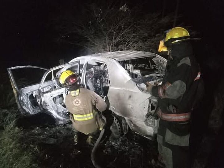 SE INCENDIA VEHÍCULO EN LA CARRETERA 45