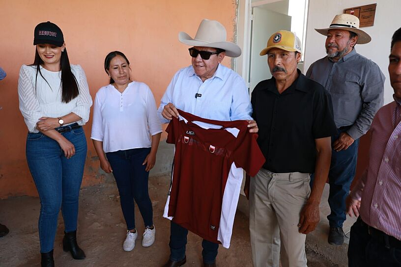 RECIBEN FUTBOLISTAS DE PUEBLA DEL PALMAR UNIFORMES