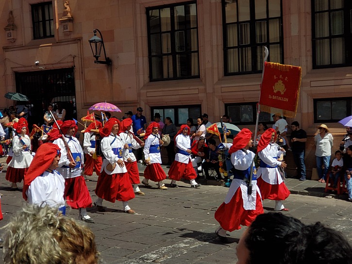MARCHAN LAS MORISMAS DE BRACHO Y CONVIERTEN A ZACATECAS EN CAMPO DE BATALLA