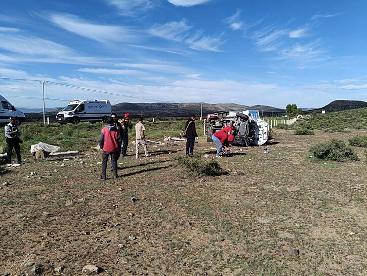 VUELCA CAMIONETA EN TRAMO SOMBRERETE–FRESNILLO; HAY 2 HERIDOS