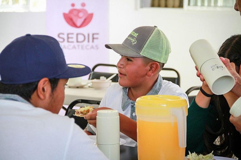 APOYA SEDIF CON 28 MIL ALIMENTOS CALIENTES A ESTUDIANTES 