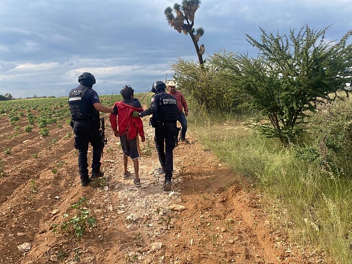 RESCATAN POLICÍAS A ADOLESCENTE DESHIDRATADO EN SAÍN ALTO