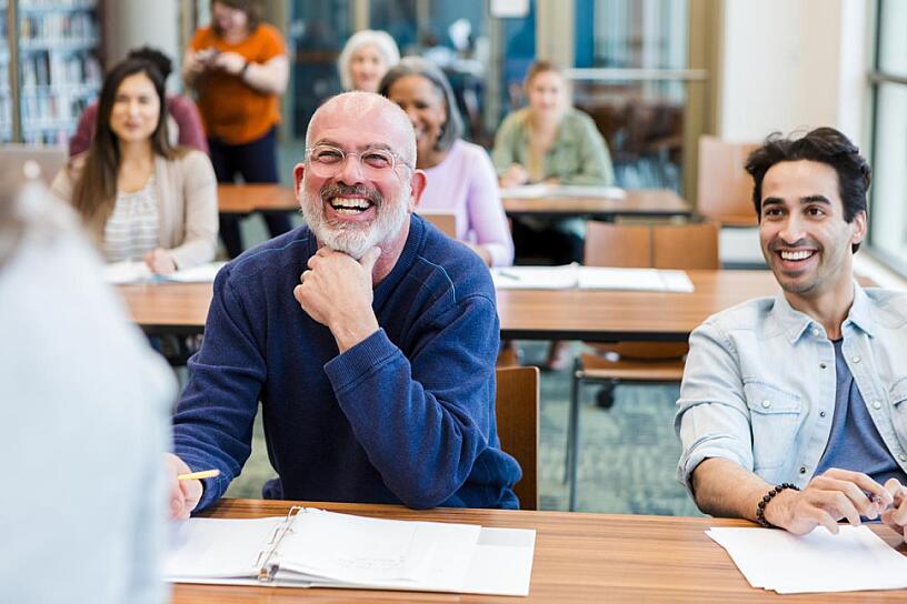 APUESTAN ADULTOS POR ESTUDIAR SIN DEJAR TRABAJO Y FAMILIA