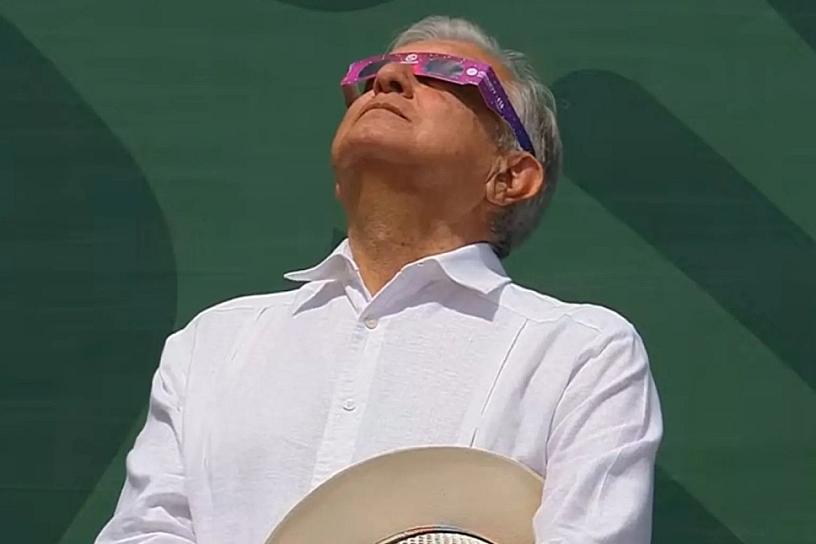 APRECIA AMLO EL ECLIPSE SOLAR EN MAZATLÁN