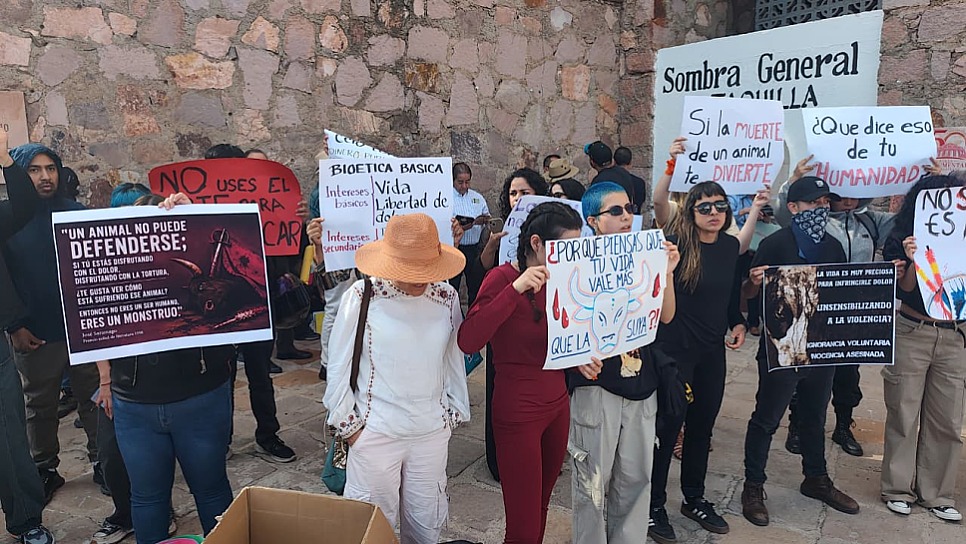 PROTESTAN ANIMALISTAS CONTRA CORRIDAS TRAS AMPARO OTORGADO A RED BULL