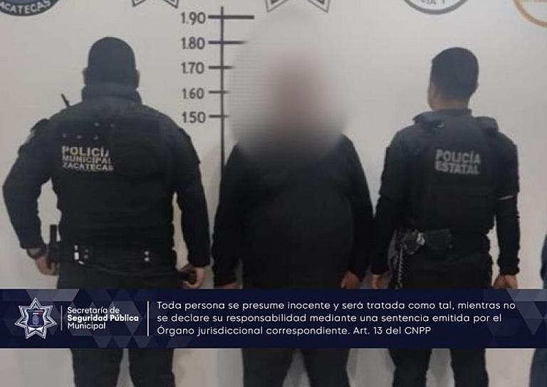 APREHENDEN A HOMBRE POR AVENTAR A SU PAREJA DEL AUTO 