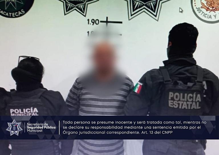 APREHENDEN A HOMBRE POR DAR "CRISTALAZO" A VEHÍCULO