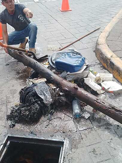 ATIENDE OBRAS PÚBLICAS REPORTE DE DESAZOLVE EN LA AVENIDA JUÁREZ