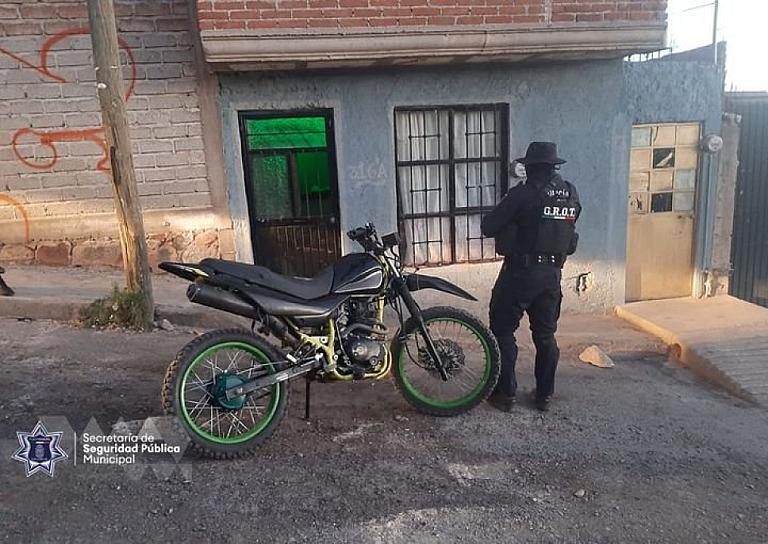 APREHENDEN A JOVEN POR CONDUCIR MOTO CON VIN ALTERADO