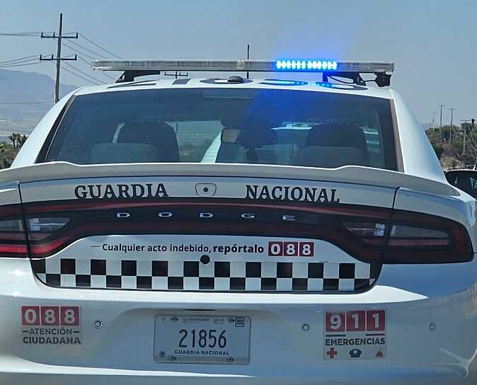 EVITAN RAPIÑA TRAS VOLCADURA DE TRÁILER CERVECERO EN CALERA