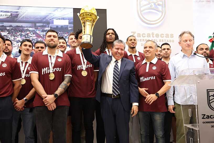 -¡Bien hecho, muchachos! ¡Somos campeones!