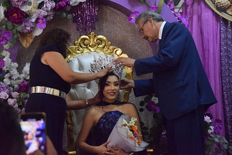 CORONAN DE FORMA SIMBÓLICA A MADELEYM I EN OJOCALIENTE
