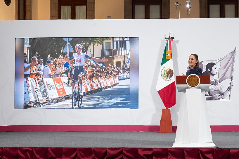 FELICITA SHEINBAUM A ATLETAS DESTACADOS