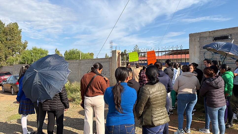 TOMAN PADRES TELESECUNDARIA EN PÁNUCO POR FALTA DE INTENDENTE