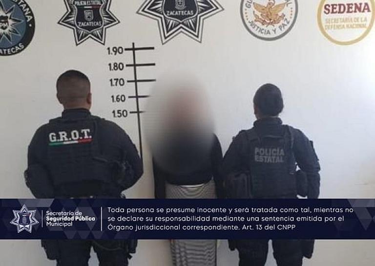 APREHENDEN POLICÍAS MUNICIPALES A UNA MUJER POR ROBO A VEHÍCULO Y PORTACIÓN DE ARMA PROHIBIDA 