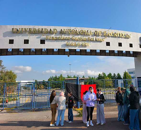 EXIGEN ESTUDIANTES DE QFB RESPUESTA Y LIBERAN CAMPUS SIGLO XXI
