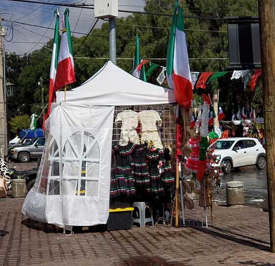 RESISTEN LOS AMBULANTES Y ESPERAN EL GRITO PARA LEVANTAR LAS VENTAS