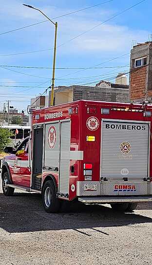 PADRE E HIJO SALEN ILESOS TRAS APARATOSA VOLCADURA EN FRESNILLO