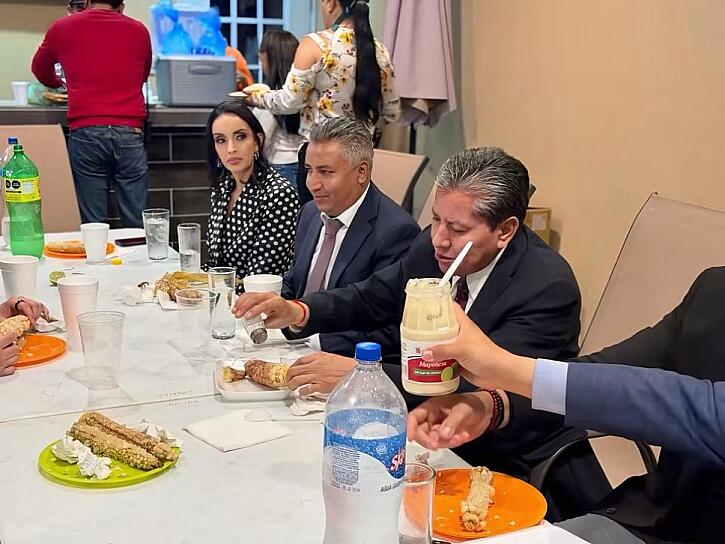 -Échele mayonesa, mi góber, al fin que Vero es la que sigue