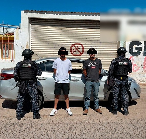 CAPTURAN A DOS SUJETOS EN OJOCALIENTE CON AUTO ROBADO