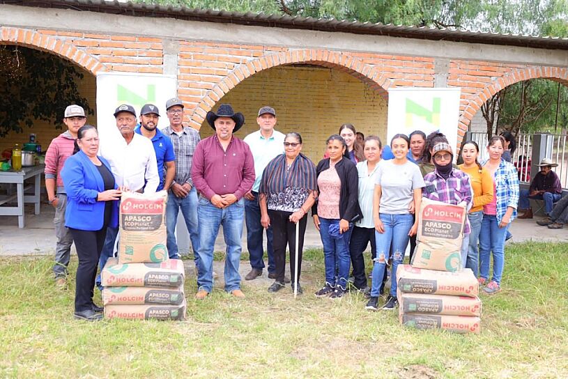 ENTREGA ALCALDE DE JEREZ CEMENTO PARA MEJORAR CAMINOS EN SARABIA