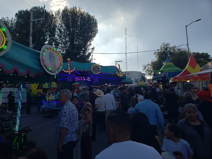 VUELVEN A ENCENDER LA FERIA ENTRE SABORES Y MÚSICA