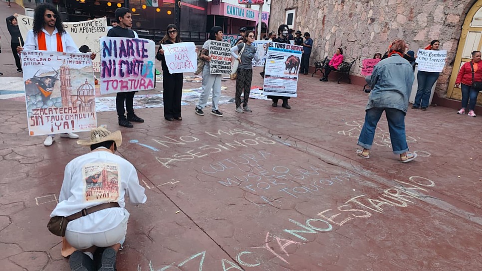 PROTESTAN ANIMALISTAS CONTRA CORRIDAS DE TOROS EN CIERRE DE FENAZA