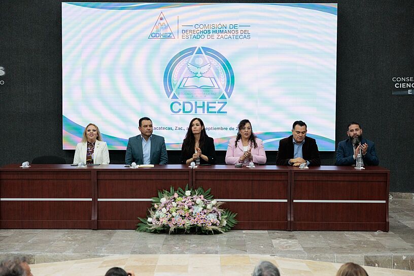 RECIBEN PROGRAMAS DE LA UAZ DISTINTIVO POR DERECHOS HUMANOS Y PAZ
