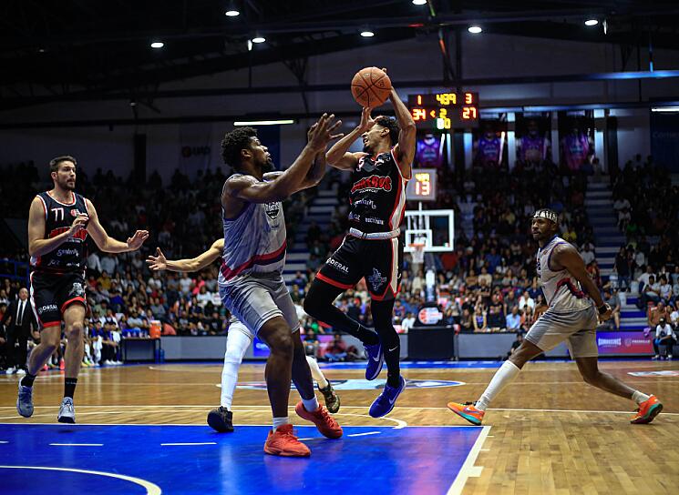 GANA MINEROS EL CLÁSICO ZACATECANO Y MANTIENEN LA CIMA DE LA LNBP