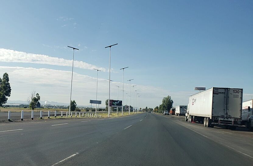 INSTALAN ALUMBRADO SOLAR EN CARRETERA CALERA-FRESNILLO