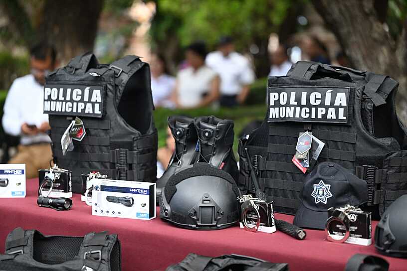 EQUIPA DAVID MONREAL A POLICÍAS DE LA REGIÓN NOROESTE
