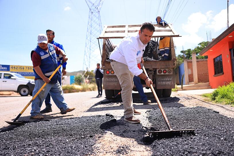 ACELERA MIGUEL VARELA BACHEO CON CUADRILLAS DIARIAS EN LA CAPITAL