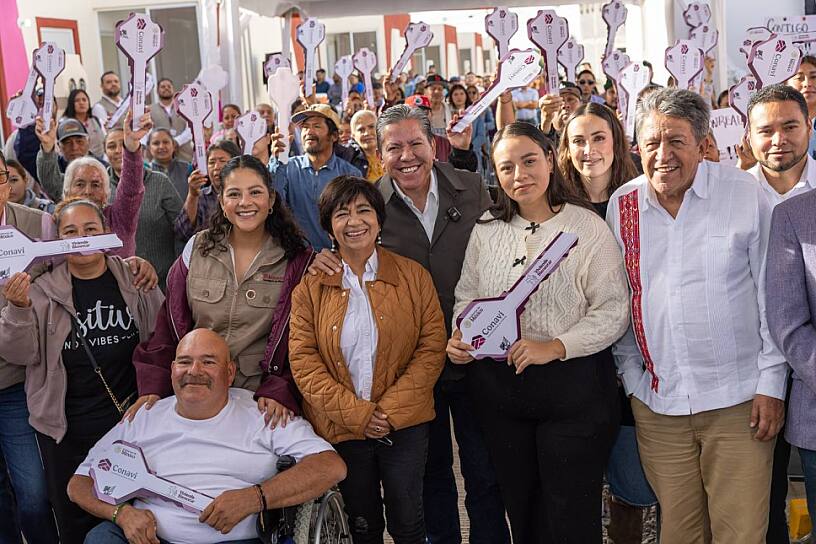 ENTREGA DAVID MONREAL VIVIENDAS A 18 FAMILIAS DE LUIS MOYA