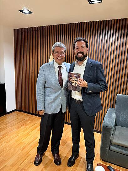 -¿Y si en la dedicatoria me apunta para candidato?