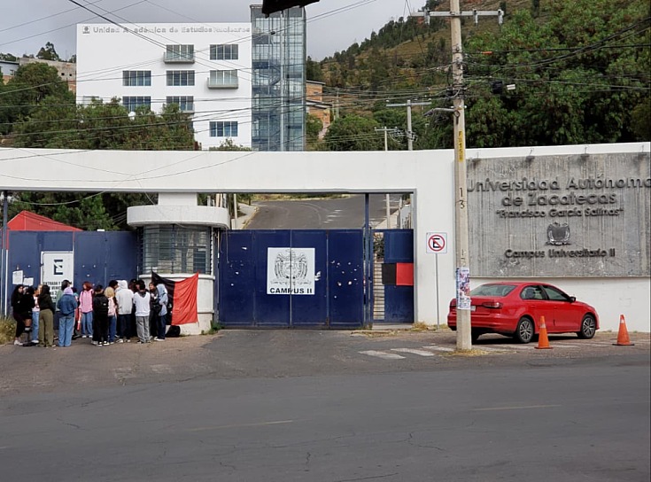 EXIGEN ESTUDIANTES CAMBIO DE DOCENTE Y MANTIENEN TOMADO EL CAMPUS II