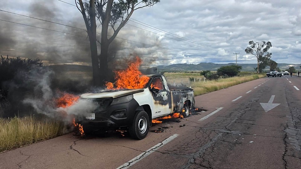 SOFOCAN BOMBEROS INCENDIO DE CAMIONETA EN CARRETERA 23 DE JEREZ