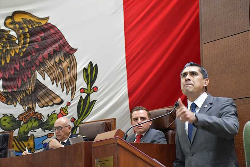 PLANTEA CARLOS PEÑA MÁS EQUIPO PARA POLICÍAS Y RECHAZA REPRESIÓN