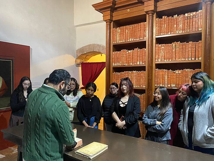 EXPLORAN ESTUDIANTES DE LETRAS ACERVO LATINO EN BIBLIOTECA ELÍAS AMADOR