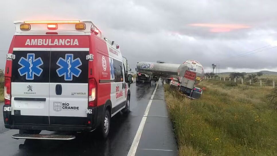 SALE DEL CAMINO TRÁILER CARGADO DE LECHE EN CARRETERA FEDERAL 49