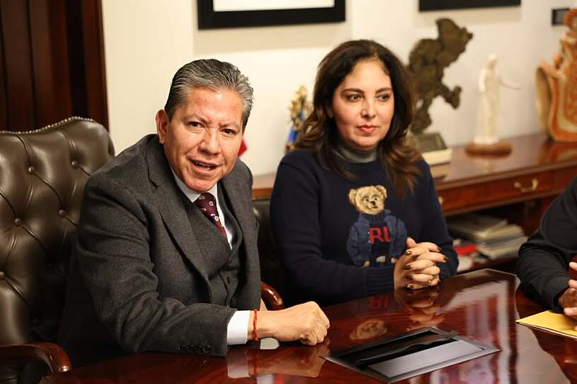 -Mire, Sarita, todavía nos falta jalar la carreta un año