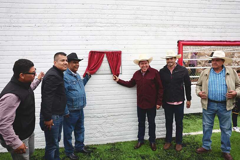 INAUGURA DAVID MONREAL CANCHA DE FUTBOL RÁPIDO REHABILITADA EN SOMBRERETE