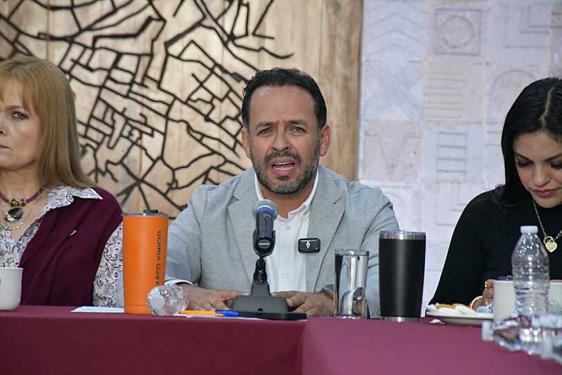 CUESTIONA MARCO VINICIO FLORES REZAGOS EN INFRAESTRUCTURA Y CARRETERAS